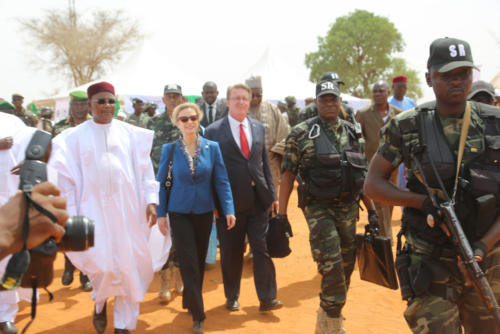 Le pésident de la république Issoufou Mahamadou, la vice présidente du MCC Jeanne Hauch et l'ambassadeur des USA au Niger